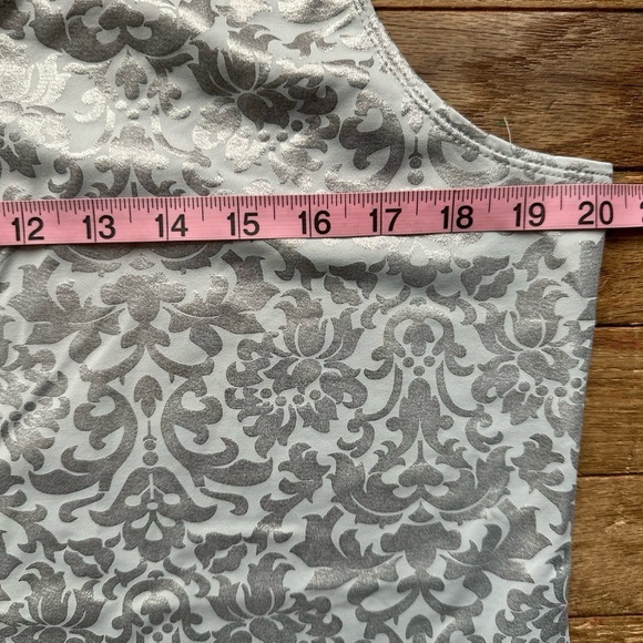 Chico's Silver Damask Sleeveless Tank Womens‎ Size M - 2 Metallic Elegant Chic - Picture 3 of 5
